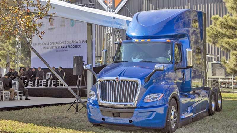 Empresa Navistar anuncia inversión de 120 mdd en planta de Escobedo, NL