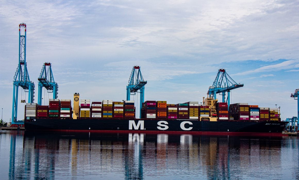 Atraca el gigantesco buque MSC Taylor en el Puerto de Lázaro Cárdenas.