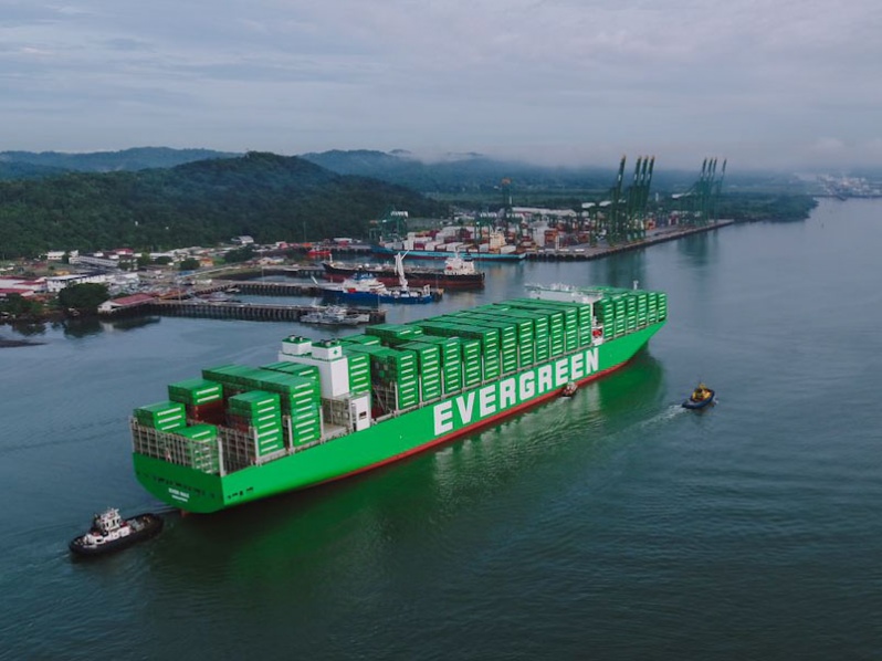 Portacontenedores de Evergreen de 17.312 TEUs transitó por primera vez por el Canal de Panamá